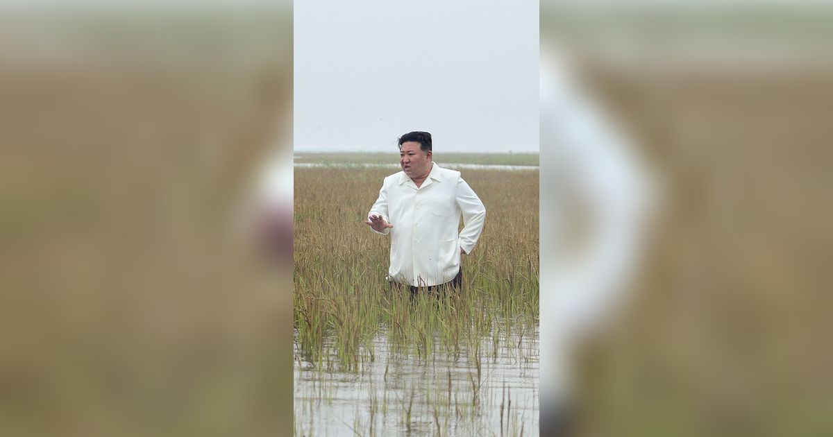 FOTO: Momen Kim Jong-un Nyemplung ke Lokasi Banjir, Marahi Pejabat Tinggi yang Tak Becus Kerja