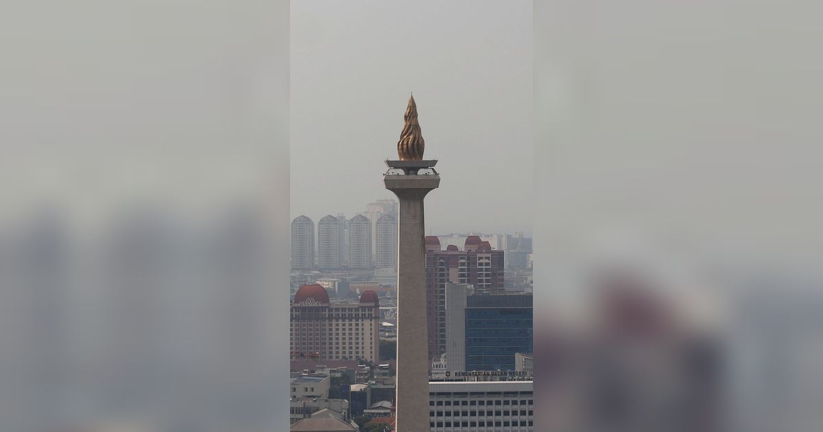 FOTO: Tak Ada Awan, Hujan Buatan untuk Tekan Polusi Udara di Jakarta Belum Bisa Dilakukan