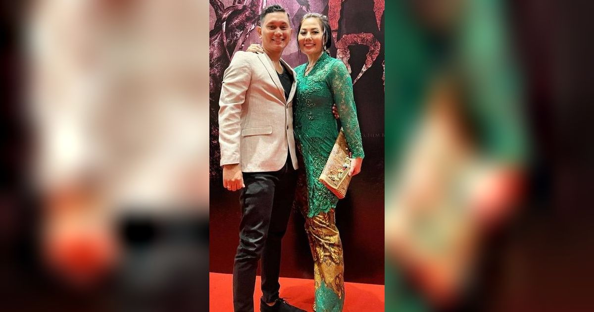 Walau Beda Usia 18 Tahun, Inilah 8 Potret Emma Waroka dan Suami Yang Masih Tetap Harmonis Meski Sudah 4 Tahun Menikah