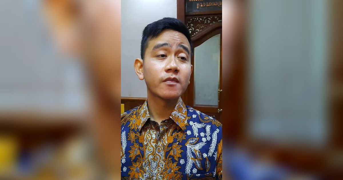 Momen Gibran Mau Dipakaikan Jaket PSI, Langsung Menolak