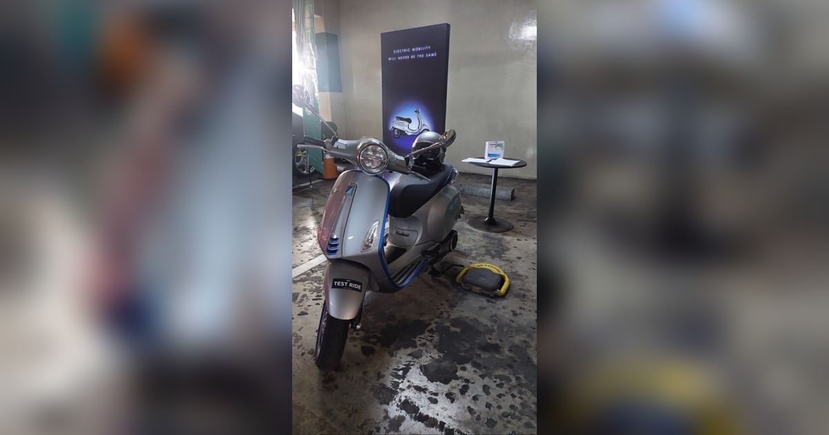 Begini Rasanya Mengendarai Vespa Listrik Seharga Mobil Keluarga