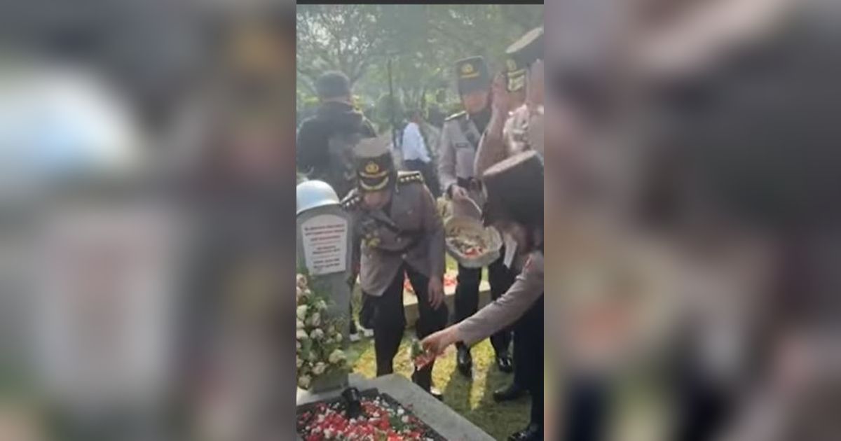 VIDEO: Penuh Haru Hut ke-75, Polwan Ziarah ke Makam Presiden Habibie hingga Ani Yudhoyono