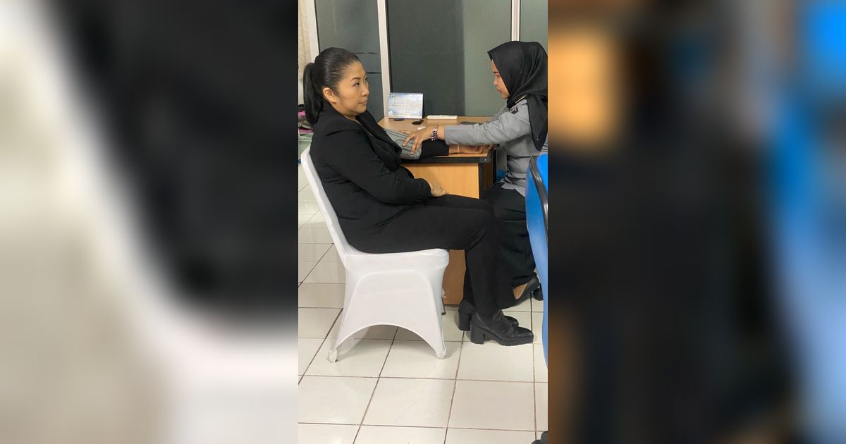 Tatapan Tajam Putri Candrawathi Jalani Tes Kesehatan Sebelum Dijebloskan ke Lapas Pondok Bambu