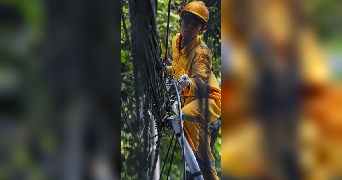 FOTO: Aksi Petugas Dinas Bina Marga Terus Gencar Tertibkan Kabel Semrawut di Jakarta