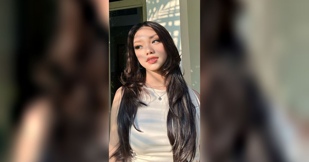 Berangkat Kuliah Dianter Sang Ayah, Penampilan Naura Ayu Curi Perhatian