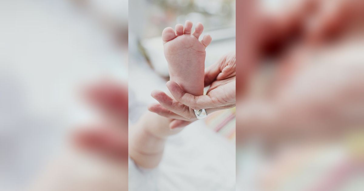 Bayi Paling Santuy, Baru Lahir Langsung Ongkang Kaki