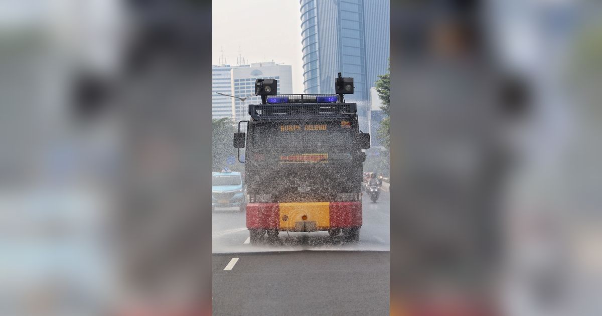 Momen Water Canon Basahi Kawasan Sudirman-Thamrin, Kurangi Dampak Polusi Udara