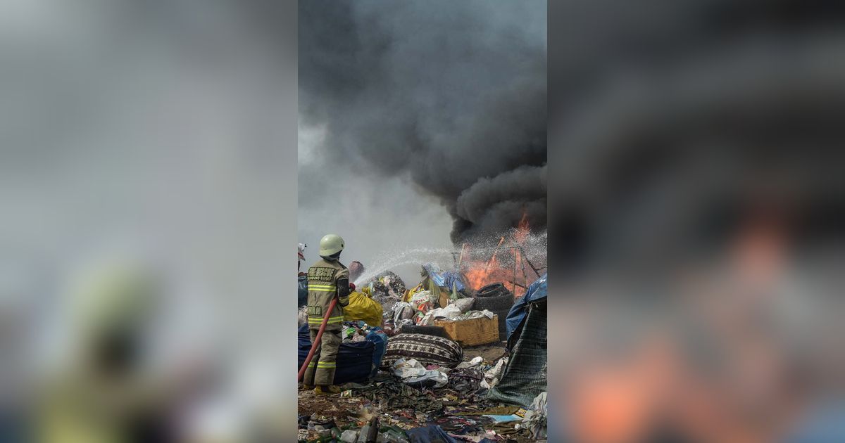 FOTO: Darurat! Begini Penampakan Gunung Sampah di TPA Sarimukti Bandung yang Terbakar Berhari-hari