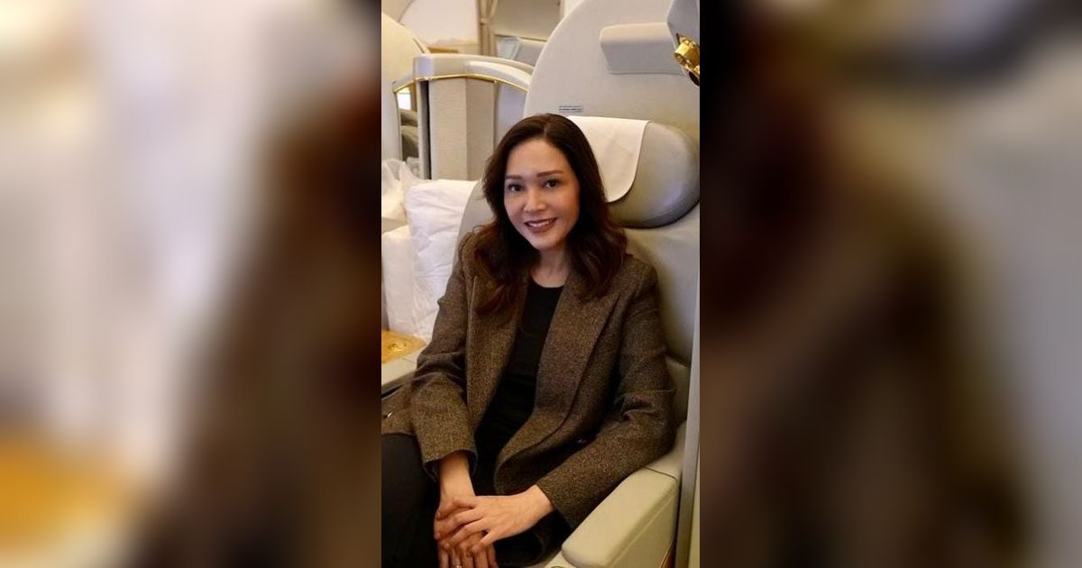 Potret Maia Estianty Boyong Anak & Calon Mantu ke Inggris, Netizen 'Senyumnya Bunda Istimewa Banget'