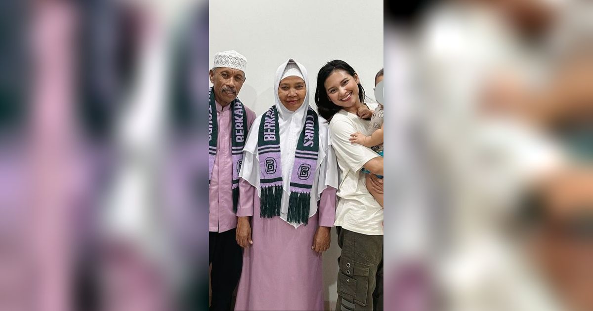 Indah Permatasari Bersyukur Bisa Berangkatkan Mertua Umrah, Netizen 'Salut Sih Indah Bijak Banget'