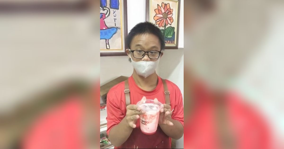 Telaten saat Bikin Minuman, Aksi Penyandang Down Syndrome saat Jadi Barista Ini Curi Perhatian