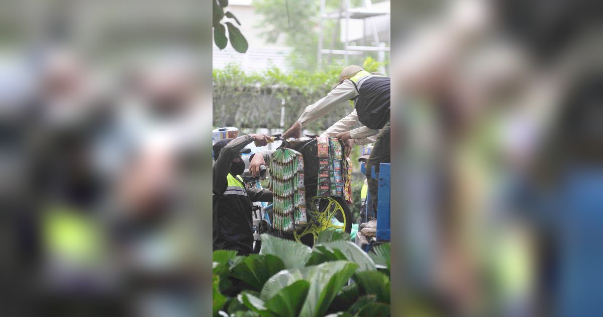 FOTO: Dianggap Mengganggu, Pedagang Kopi Starling Diangkut Satpol PP Jelang KTT ASEAN