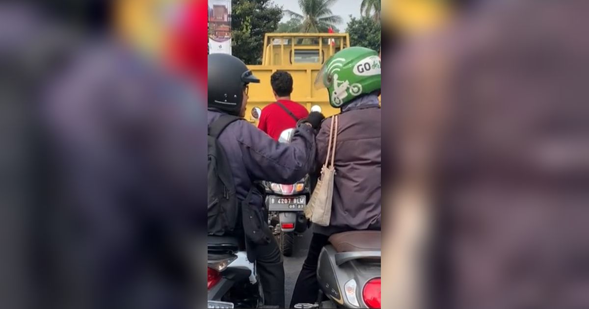 Terjebak Macet, Aksi Pasutri Pamitan di Jalan Ini Bikin Iri Pengendara Lain