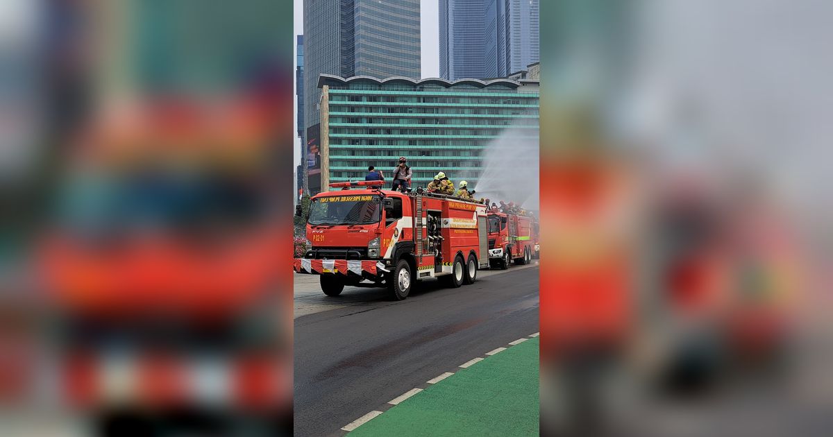 Petugas Gabungan Kembali Semprot Air ke Jalan Kurangi Polusi Udara Jakarta, Reaksi Warga Bikin Ngakak