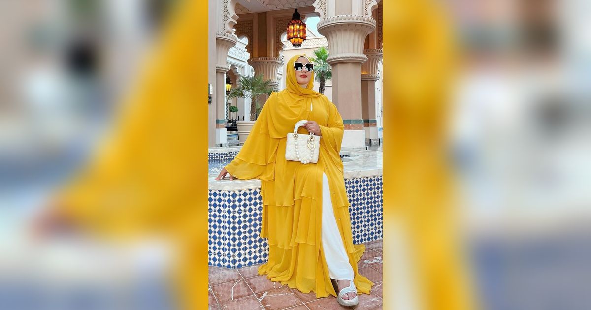 Gaya 'Ngejreng' Tasyi Athasyia Padukan Banyak Warna From Head To Toe