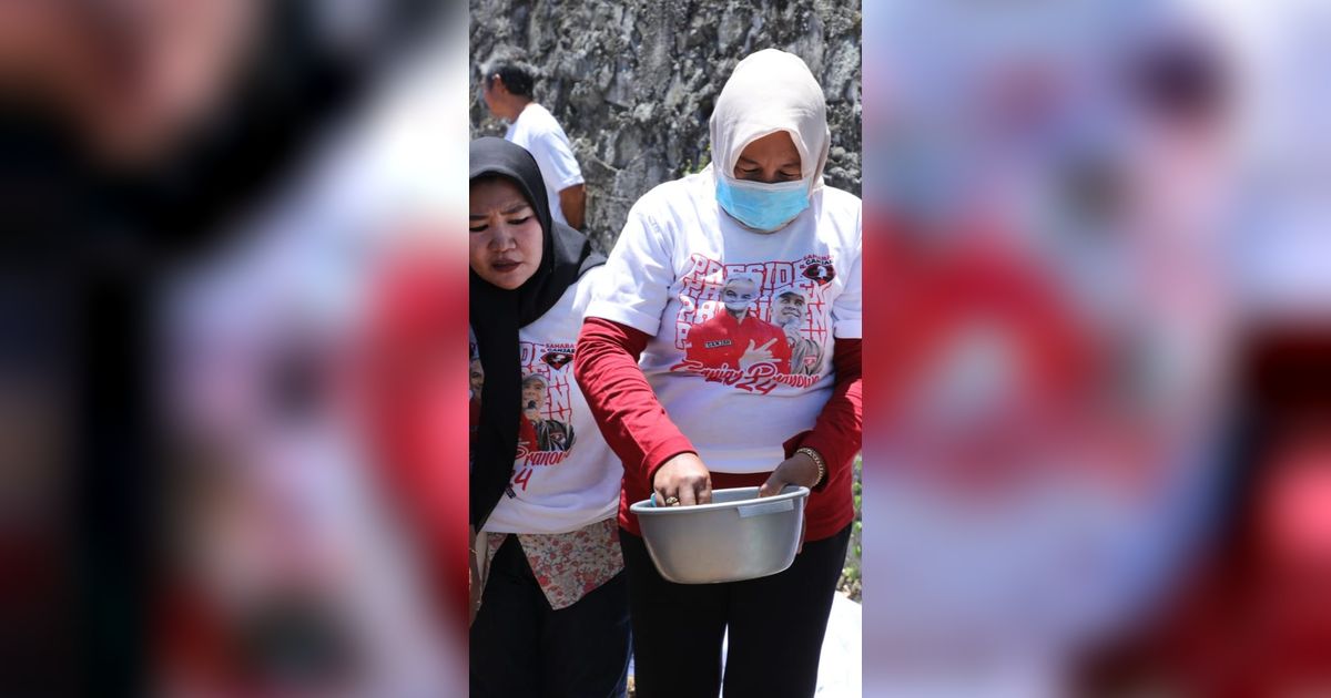 Serunya Relawan Ganjar Bikin Roti Mantao Khas Pare Pare