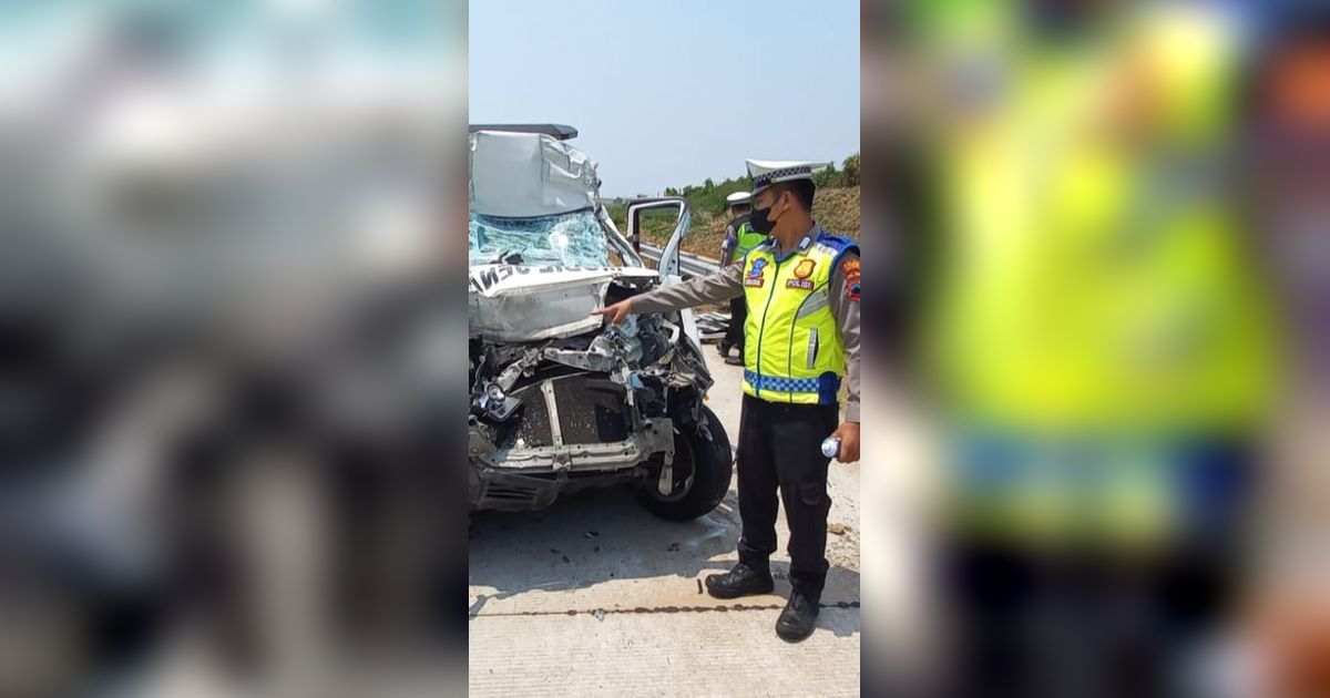 Mobil Jenazah Ringsek usai Tabrak Truk di Tol Semarang-Batang, Satu Orang Tewas