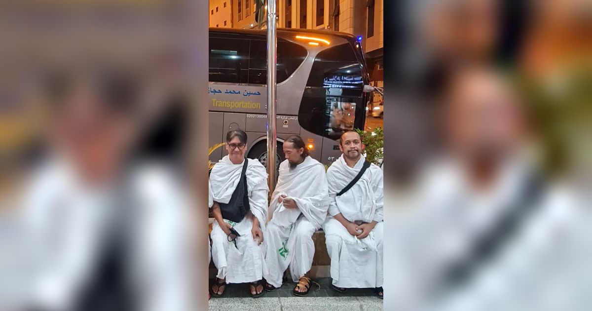 Penampakan Seluruh Personel Pas Band Berpakaian Ihram di Mekkah, Band Cadas Anak Saleh