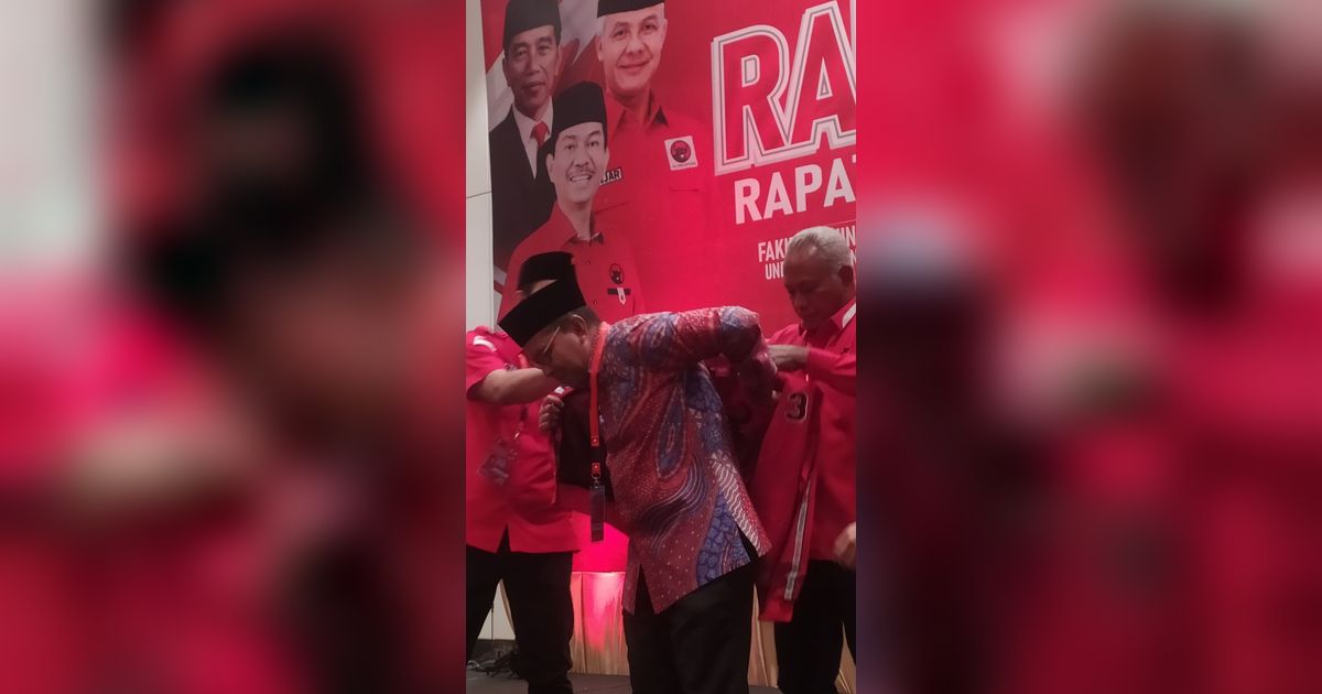 Momen Danny Pomanto 'Dipeluk' Jaket PDIP usai Keluar dari NasDem