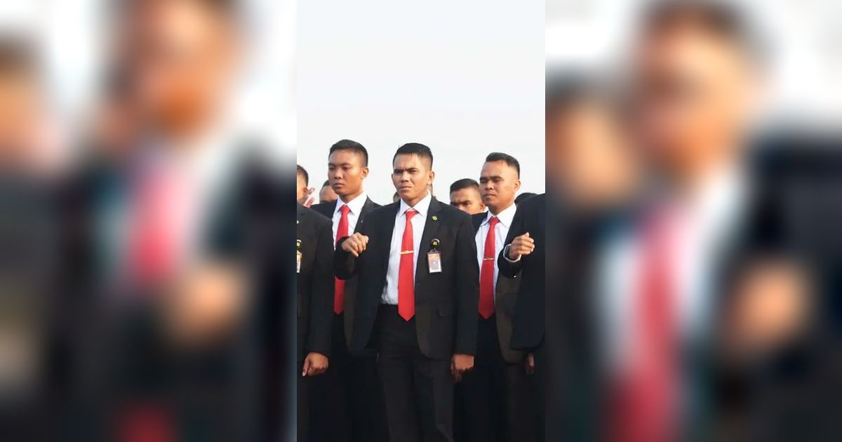 VIDEO: Paspampres Keras Amankan Wanita Nekat Siram & Lempar Sendal ke Jokowi di Acara Bobby