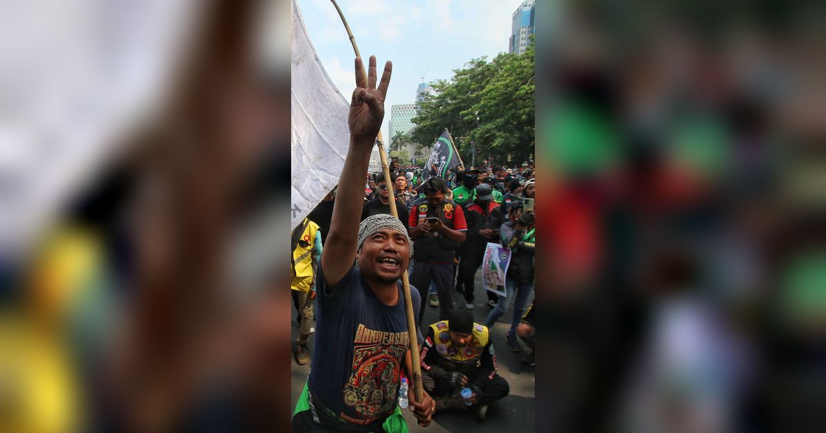 FOTO: Padati Jalan Medan Merdeka Barat, Massa Ojek Online se-Jabodetabek Menagih Janji Pemerintah di Depan Patung Kuda