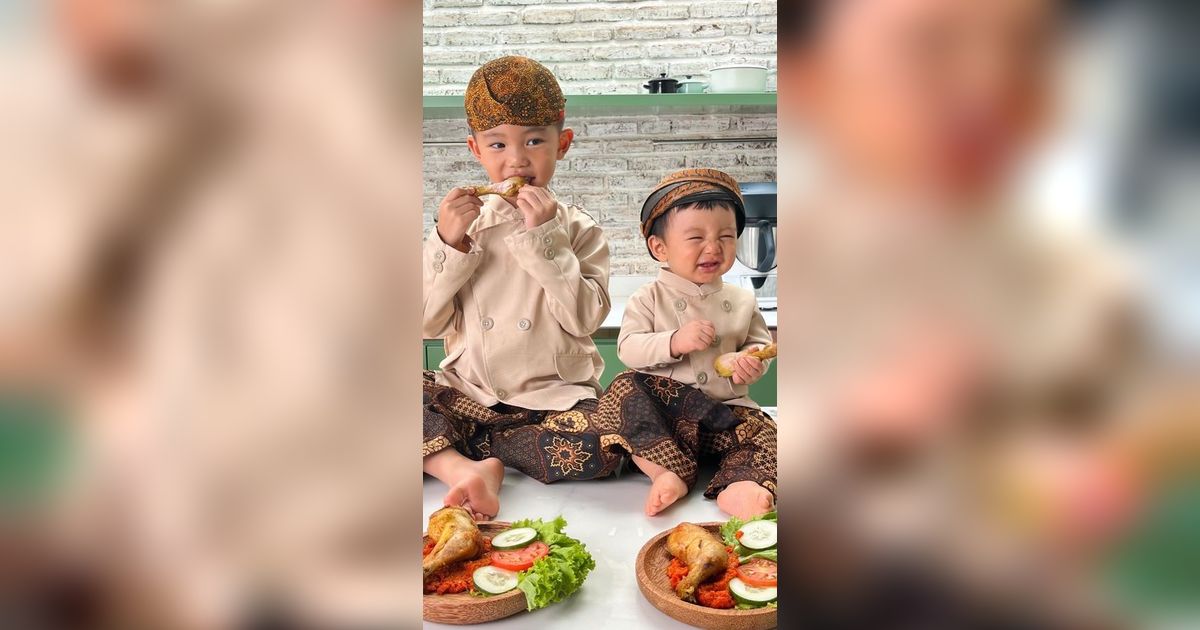 Potret Lucu Arthur dan Baby Timo Anak Chef Arnold saat Makan Ayam Goreng, Kenakan Baju Tradisional Ekspresinya Kocak Banget!