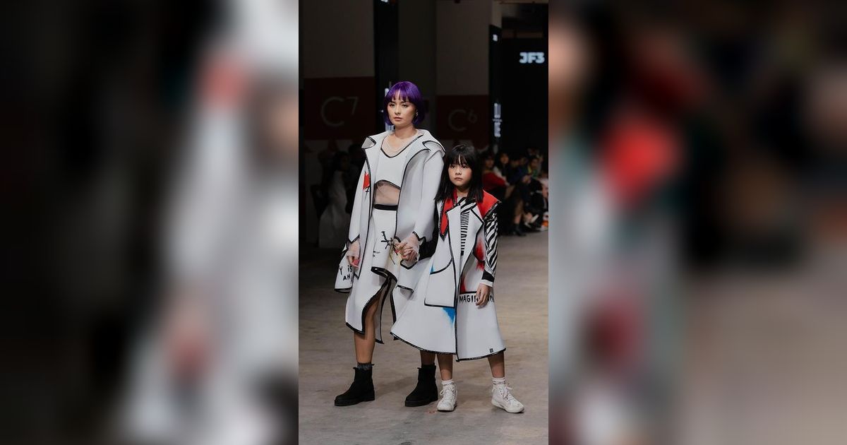 Tampil Bareng Satu Runway, Ini Potret Kebersamaan Joanna Alexandra dan Putrinya