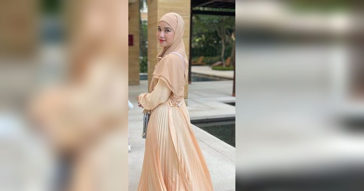 Cantiknya Istri Bupati Kendal Chacha Frederica Nyanyi 'Rungkad' di Atas Panggung, Gayanya Asyik Banget