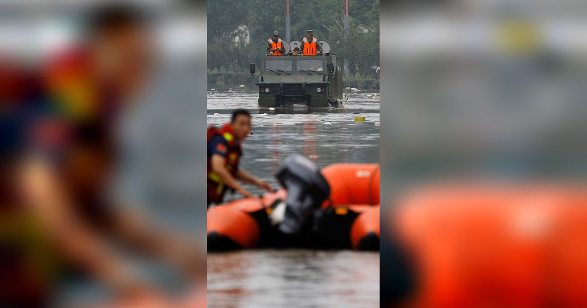 FOTO: Tentara China Diterjunkan untuk Evakuasi Korban Banjir Parah di Beijing