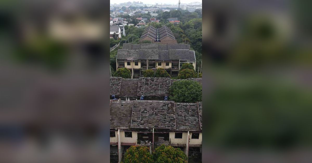 FOTO: Suramnya Kompleks Perumahan Mewah Terbengkalai di Pulogadung, Bangunan Rusak dan Dipenuhi Semak Belukar