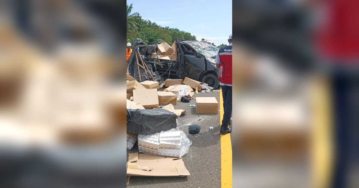 Pikap Pengangkut Rokok Ilegal Pecah Ban dan Terguling di Tol Pekanbaru, Sopir Tewas