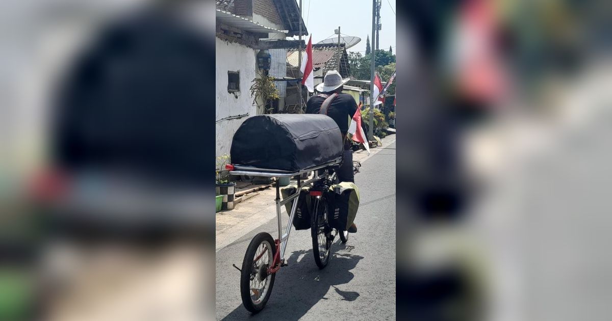 Tuntut Keadilan, Pria Ini Bersepeda Bawa Keranda dari Kota Batu ke Jakarta