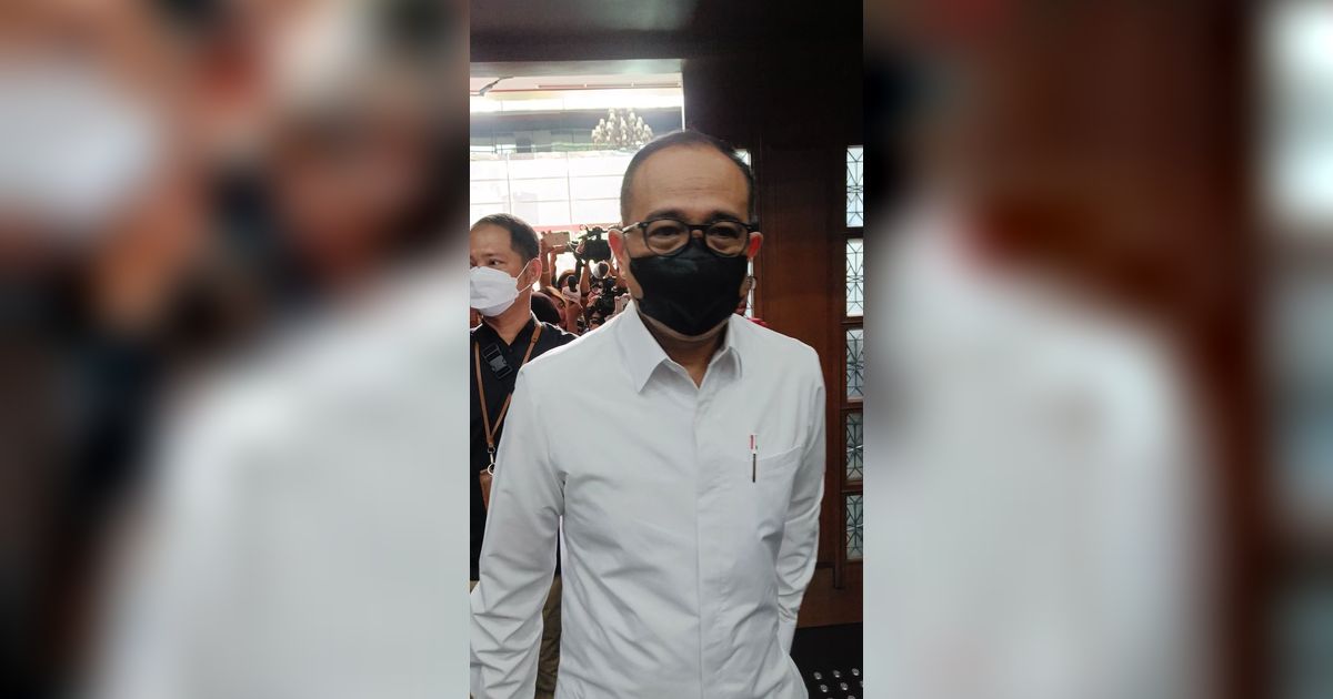 Rafael Alun Jalani Sidang Perdana, Berbaju Putih dan Membawa Buku Catatan