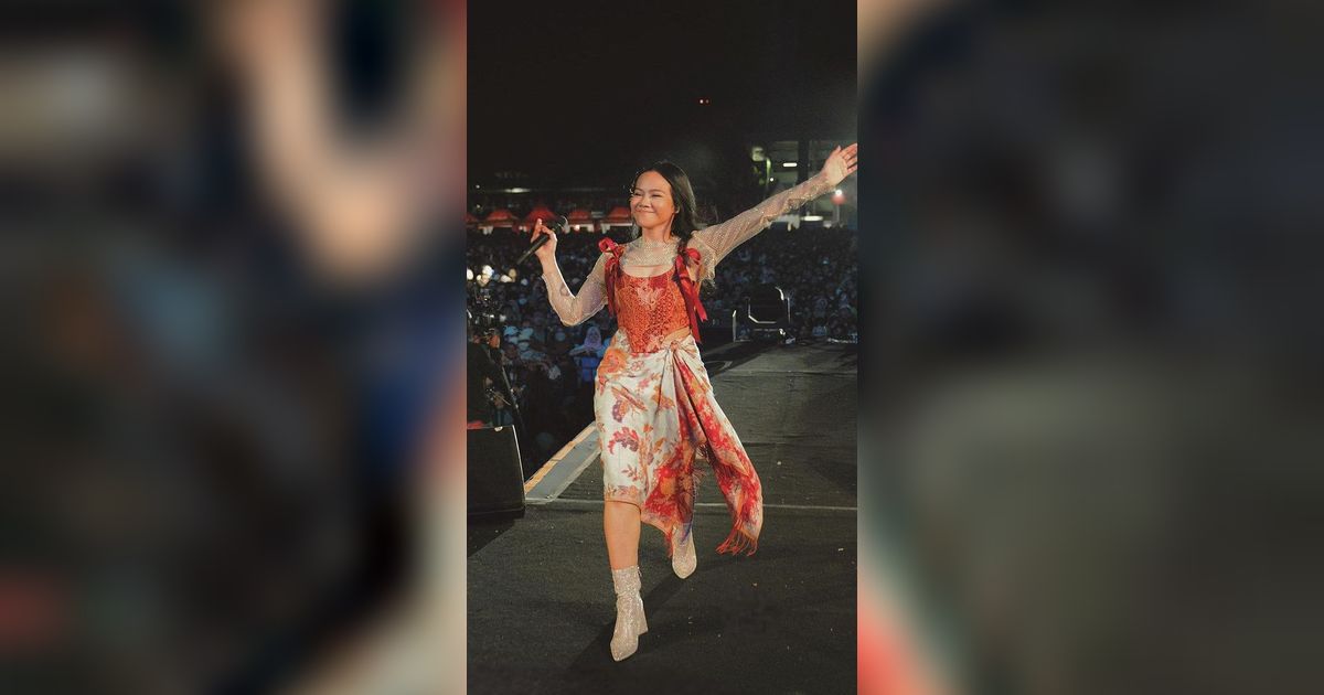 Padu Padan Memukau Yura Yunita Padukan Kebaya dan Batik Modern Saat Manggung