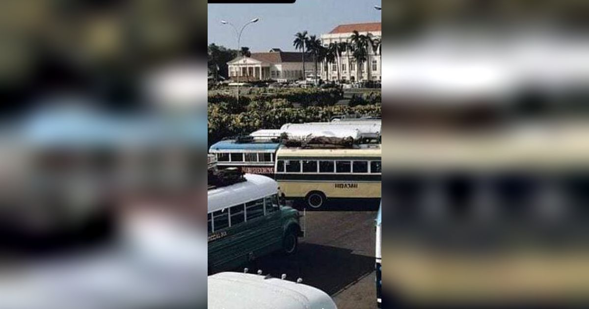 Potret Lawas Terminal Bus di Indonesia Tahun 70-an, Bentuk Bis Jadul Bikin Salah Fokus