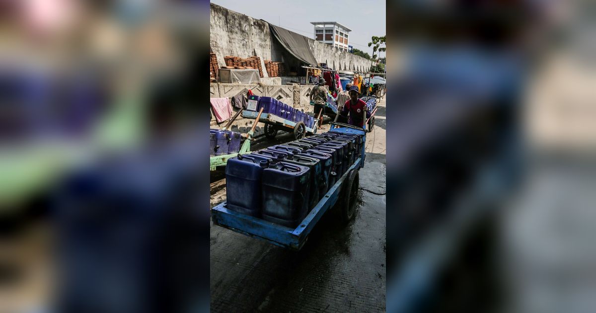 FOTO: Musim Kemarau, Kebutuhan Air Bersih Jeriken di Muara Angke Meningkat