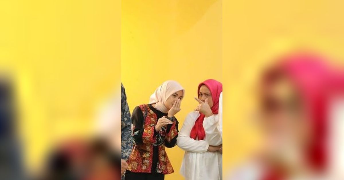 Momen Iriana dan Atiqoh Asyik Berbisik di Belakang Jokowi dan Ganjar