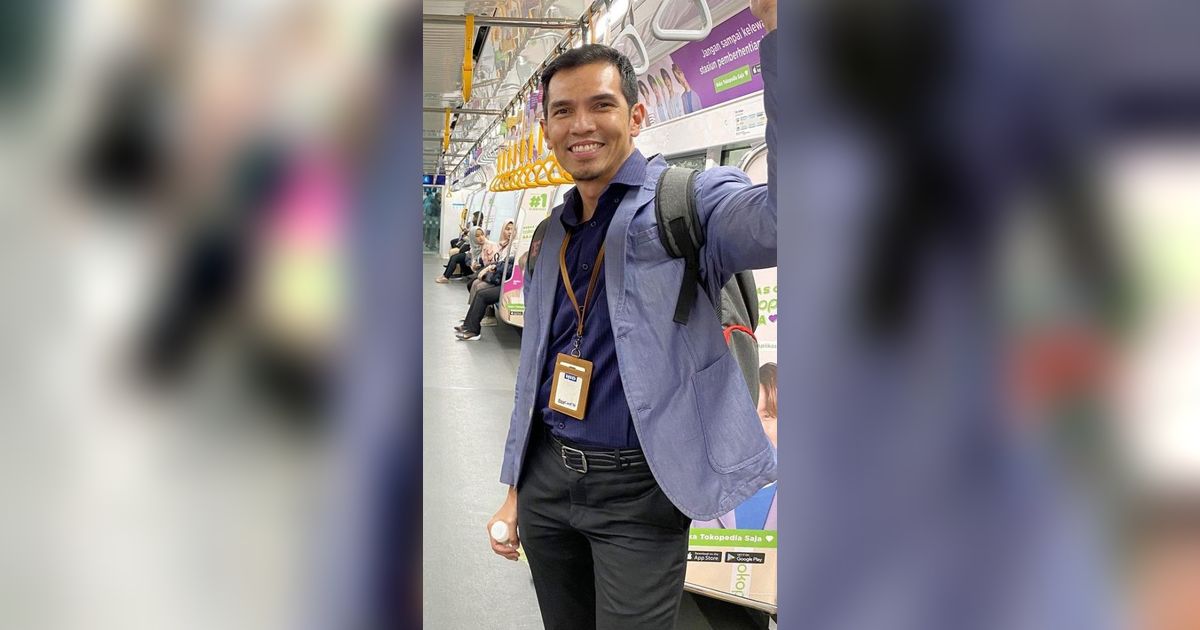 Tetap Santai Berdesakan, 6 Potret Seru Adrian Maulana Naik KRL