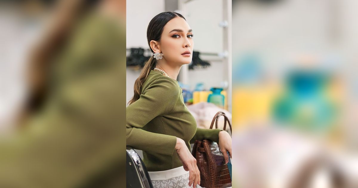 Gaya Sederhana Luna Maya Pakai Kaos Oblong Hermes