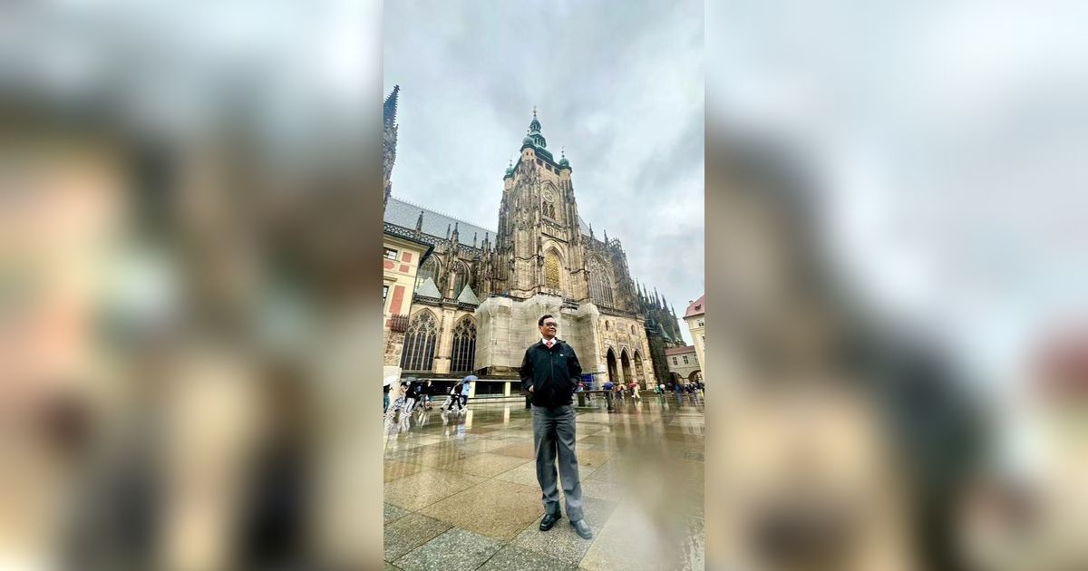 Menko Mahfud Bareng Jenderal TNI di Kota Praha yang Cantik, Asyik Seruput Kopi