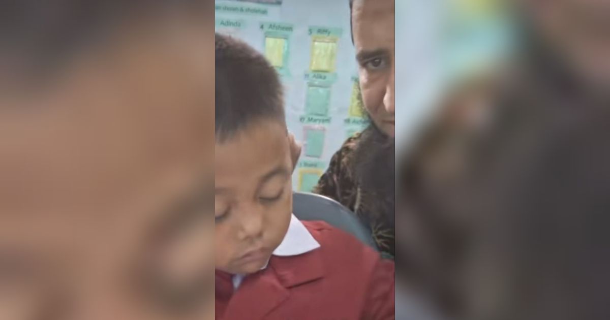 Viral, Cara Guru Bangunkan Muridnya yang Tertidur di Kelas Ini Banjir Pujian