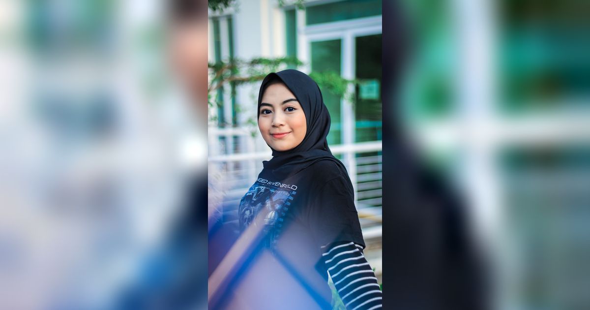 Takut Pipi Tumpah-Tumpah, MUA Ini Tunjukkan Trik Pakai Hijab yang Bikin Wajah Auto Tirus