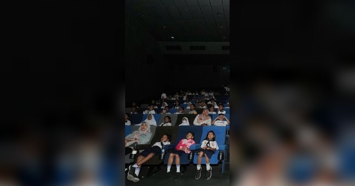 Hindari Bosan Belajar di Kelas, Begini Momen Ratusan Siswa SD Madiun Nobar Film di Bioskop