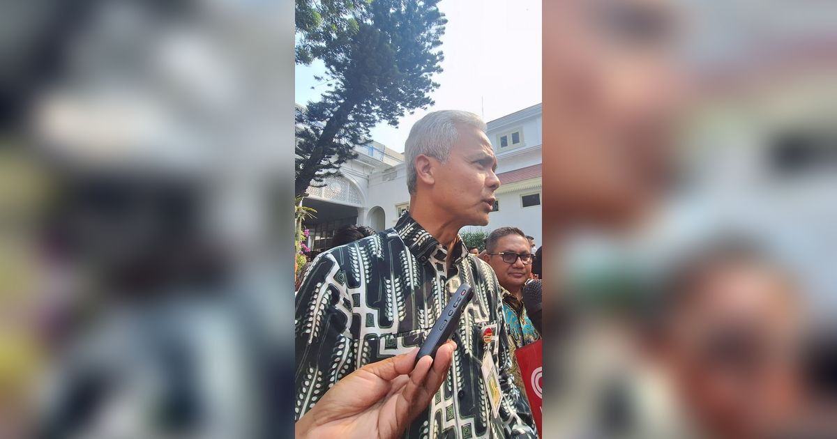 Ganjar Ungkap Pesan di Balik Gandeng Tangan Prabowo Depan Jokowi