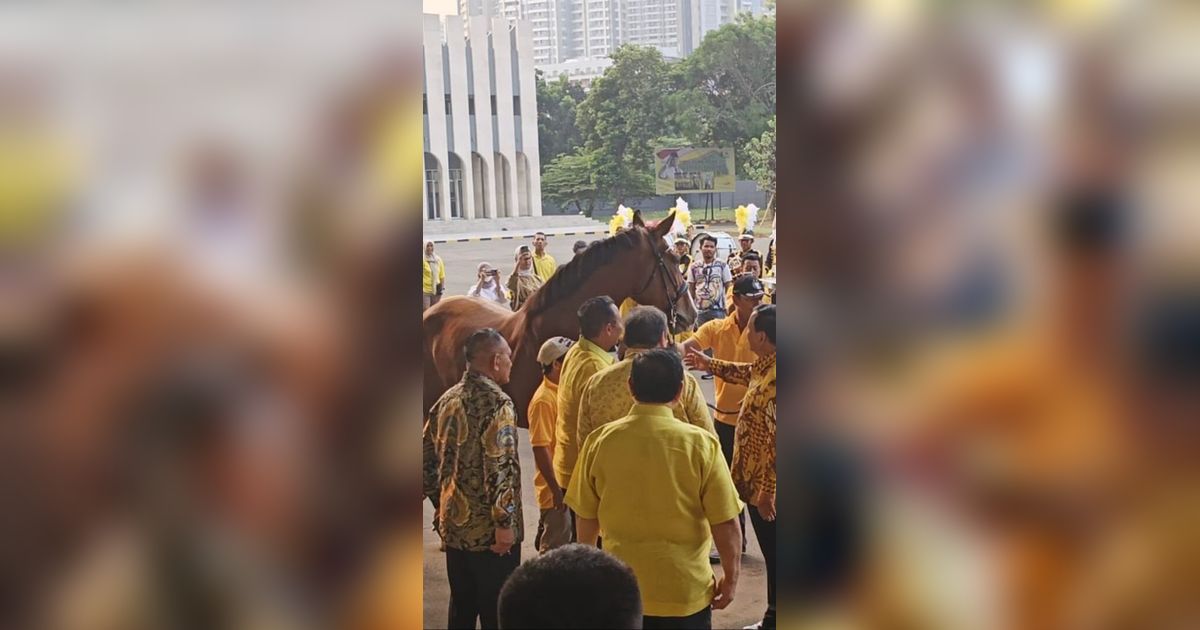 Momen Prabowo Berbatik Kuning Sambangi Markas Golkar, Dapat Kejutan Kuda Cokelat dari Airlangga