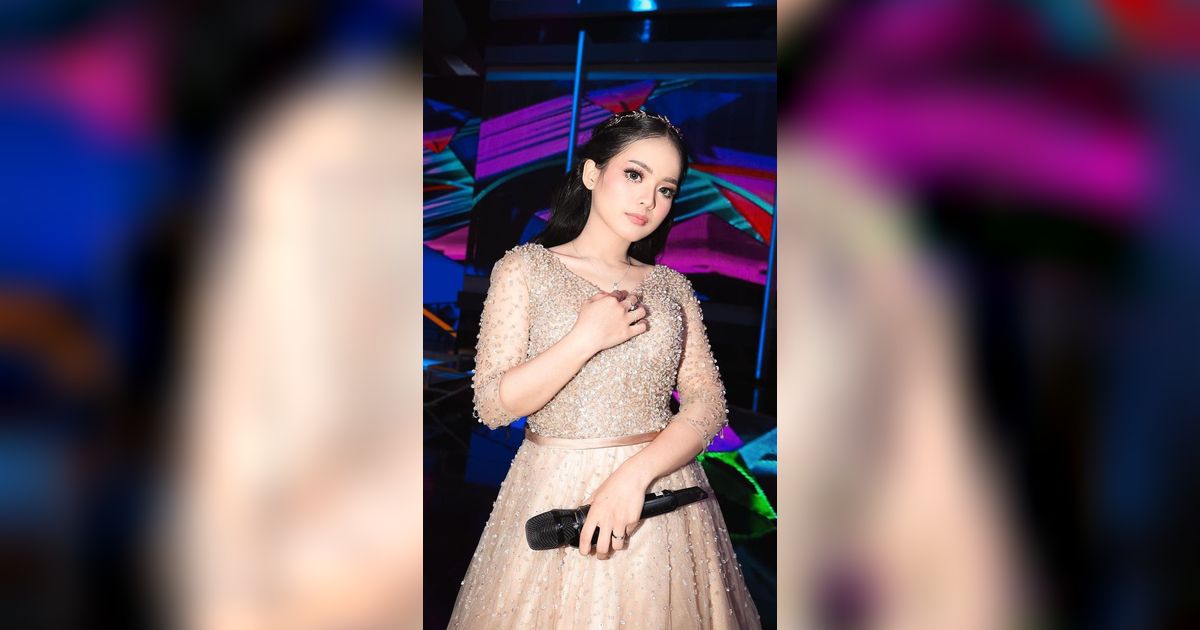 Potret Mesra Pedangdut Putri Isnari Bersama Calon Suami yang Lamar Pakai Uang Rp2 Miliar