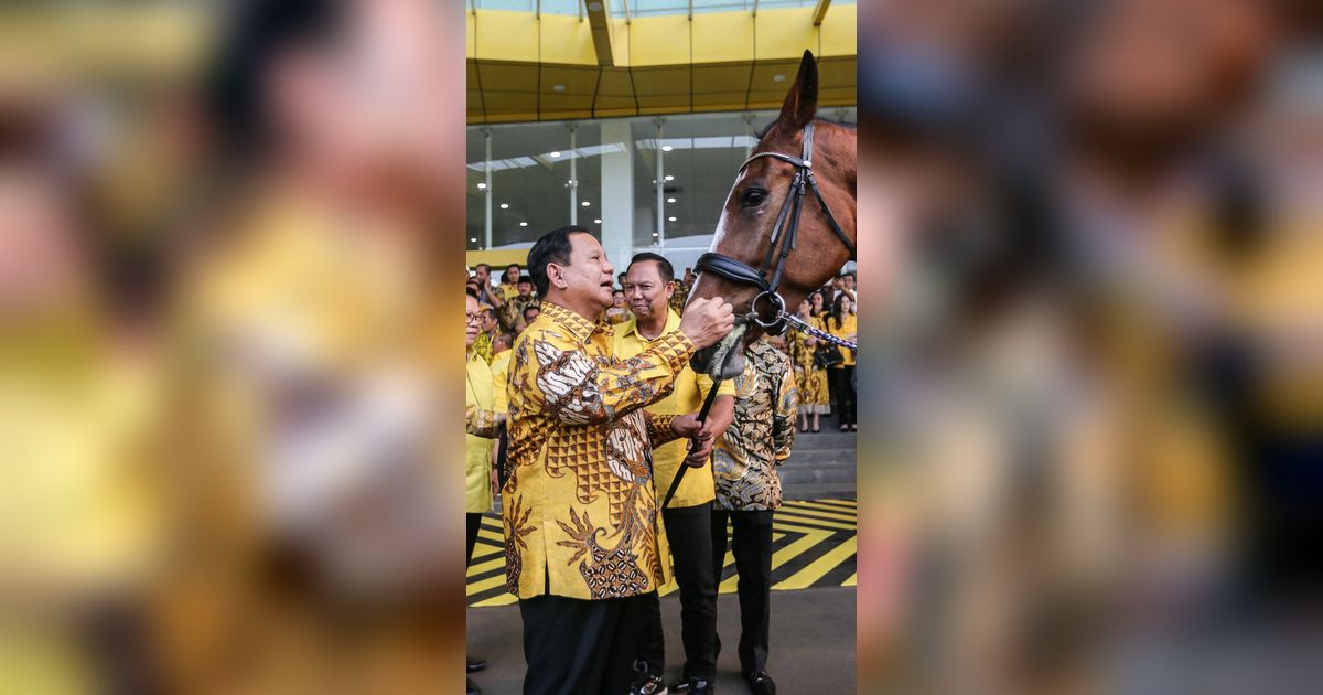 FOTO: Kehadiran Kuda Cokelat Mengejutkan Prabowo saat Mengunjungi Markas Golkar