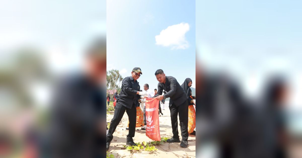Banyuwangi Clean Up Day, Wabup Sugirah Bareng Ratusan Relawan Bersihkan Pantai Gumuk Kancil