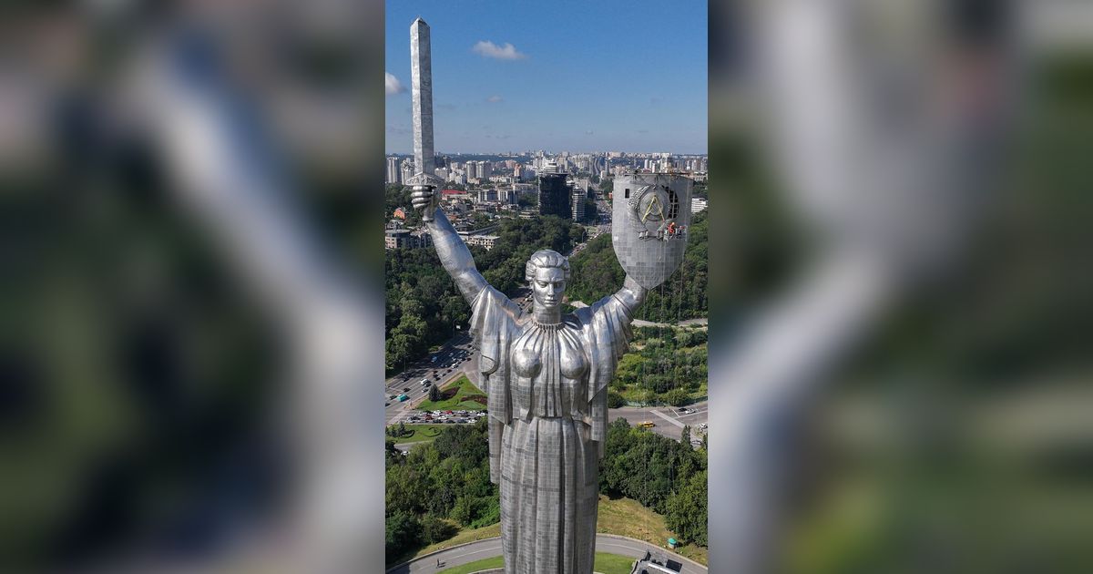 FOTO: Ukraina Copot Lambang Palu Arit di Monumen Ibu Pertiwi Peninggalan Uni Soviet