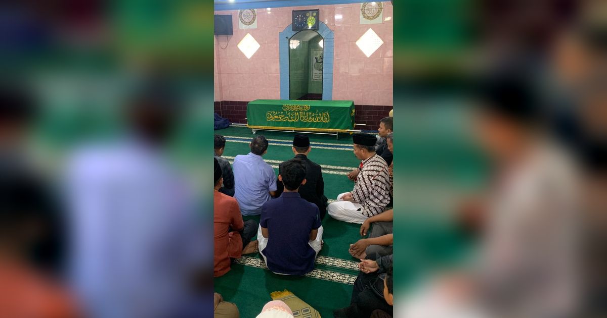 Tangis Ibu Mahasiswa UI yang Dibunuh Senior Pecah di Pusara Anaknya